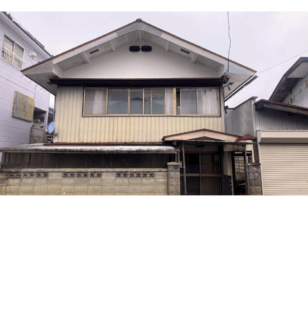 表現・実験の場 叶ヤ。「シェアハウスあすのや」から徒歩3分ほどのところにあるオルタナティブスペース。かつては「叶屋」という屋号で旅館を営んでいた建物（空き家）を譲り受け、シェアハウス・アトリエ・ギャラリー・カフェをそなえた文化複合施設として運営するべく、2025年春のオープンにむけてリノベーション&準備中。